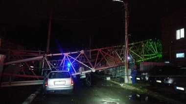UPDATE - Rupere de nori în zona de sud a ţării. Capitala şi mai multe judeţe, afectate de furtună/ O antenă GSM de mari dimensiuni a căzut peste două locuinţe, două persoane fiind rănite - FOTO, VIDEO