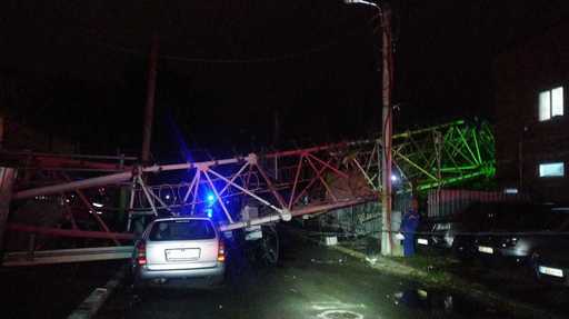 UPDATE - Rupere de nori în zona de sud a ţării. Capitala şi mai multe judeţe, afectate de furtună/ O antenă GSM de mari dimensiuni a căzut peste două locuinţe, două persoane fiind rănite - FOTO, VIDEO