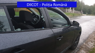 DIICOT: 7 persoane, reţinute pentru trafic de droguri, tentativă de omor şi ultraj / Unul dintre inculpaţi, bănuit că transporta heroină, a încercat să lovească cu maşina un poliţist / Droguri aruncate pe geam

