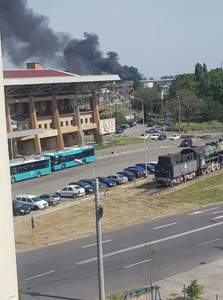 UPDATE - Galaţi: Puternic incendiu la o hală industrială din zona portului / Degajări mari de fum / ocul a fost stins, se intervine pentru îndepărtarea efectelor - FOTO / VIDEO