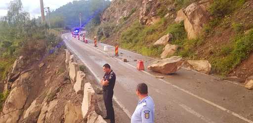 Buzău: Bucăţile de piatră de pe DN 10 au fost îndepărtate de pe şosea, dar se circulă în continuare pe un singur fir 