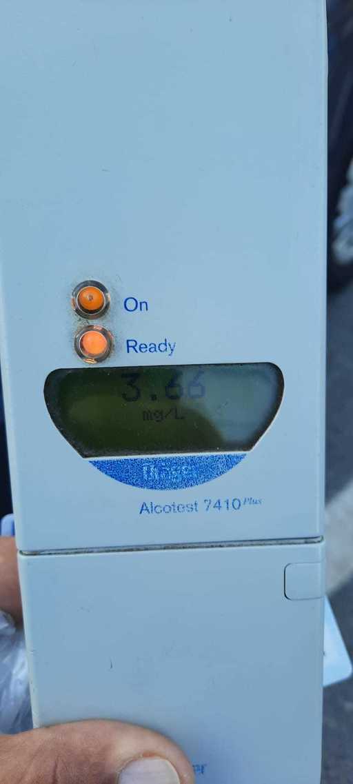Bărbat care conducea având o concentraţie de 3.66 miligrame per litru alcool pur în aerul expirat, prins de poliţiştii din Galaţi/ El a fost reţinut - VIDEO