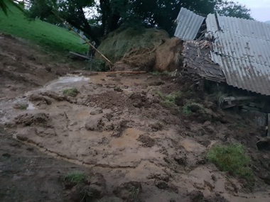 Mai multe zone din judeţul Braşov, afectate din cauza ploilor torenţiale din ultima perioadă - FOTO
