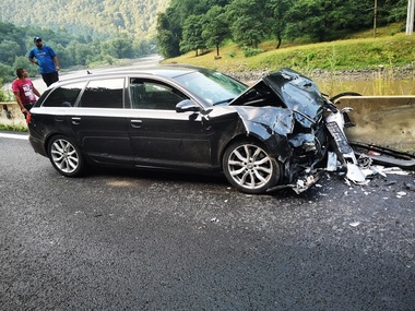 UPDATE - Vâlcea: DN 7, blocat după un accident rutier. Sunt anunţate patru victime - FOTO
