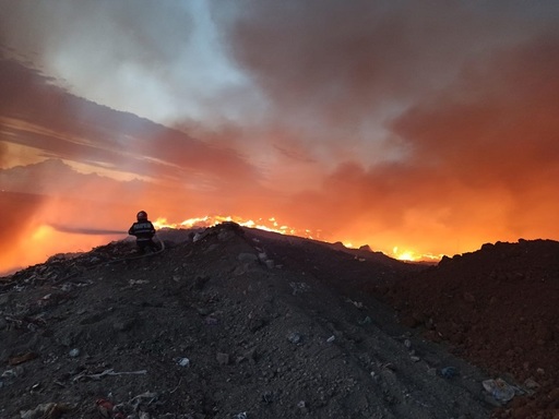 Incendiu la o groapă de deşeuri din Arad. În acelaşi loc s-a produs un incendiu şi în urmă cu trei zile - FOTO
