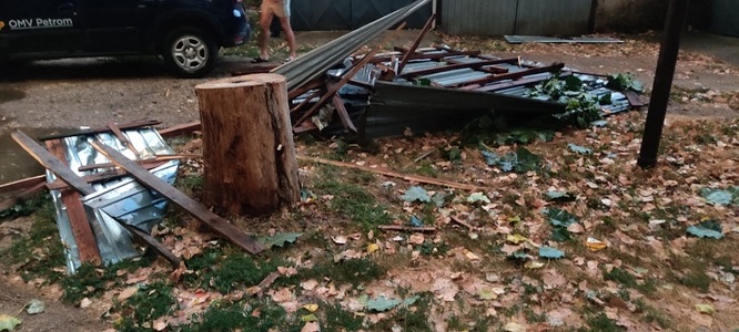 Teleorman: Vântul puternic a luat acoperişul unui bloc, la Videle. În alte localităţi rafalele au doborât mai mulţi copaci - FOTO
