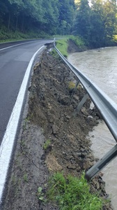 Braşov: DN 1 A, afectat de o alunecare de teren - FOTO
