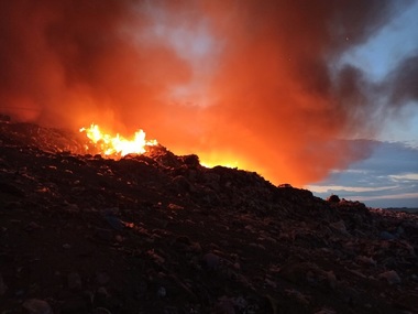 Arad - Incendiul izbucnit la groapa de gunoi a oraşului  a fost localizat, însă focul continuă să ardă, pe o suprafaţă de aproximativ 300-400 de metri  - FOTO, VIDEO