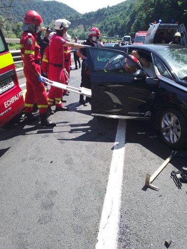 UPDATE - Accident grav pe Valea Oltului. Nouă persoane au fost implicate, şase sunt rănite - FOTO