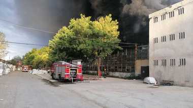 UPDATE - Incendiu la o hală de producţie a polistirenului, în Dâmboviţa/ A fost emis mesaj Ro-Alert, din cauza degajărilor mari de fum/ Un angajat a suferit arsuri la cap, refuzând să fie transportat la spital - FOTO