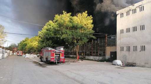 UPDATE - Incendiu la o hală de producţie a polistirenului, în Dâmboviţa/ A fost emis mesaj Ro-Alert, din cauza degajărilor mari de fum/ Un angajat a suferit arsuri la cap, refuzând să fie transportat la spital - FOTO