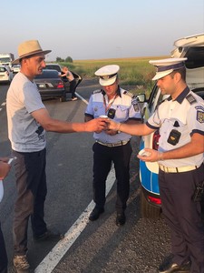 Acţiune inedită a poliţiştilor rutieri din Brăila, care le-au oferit şoferilor care se îndreptau spre litoral, pe DE 584, câte o cafea 