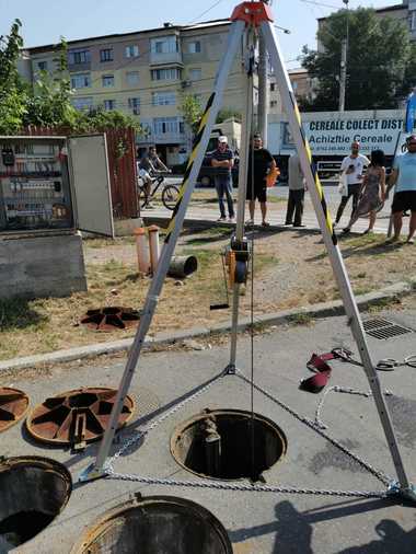 Galaţi: Doi muncitori, găsiţi inconştienţi într-un canal tehnic din Tecuci, după ce s-ar fi intoxicat/ Unul dintre ei a fost resuscitat şi dus cu elicopterul SMURD la spital, în cazul celuilalt manevrele nu au dat rezultat, fiind declarat decesul - VIDEO