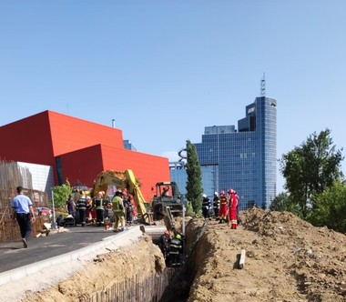 UPDATE - Grav accident pe un şantier de lângă Biblioteca Naţională / Şase muncitori, prinşi sub un mal de pământ / Doi bărbaţi au murit şi patru au fost răniţi / Lucrarea aparţine Primăriei Sector 3 / Reacţia primarului - FOTO