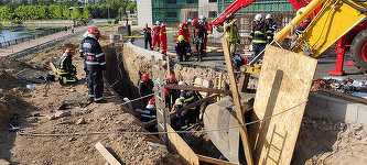 UPDATE - Bucureşti: Ultimul muncitor surprins de malul de pământ a fost scos