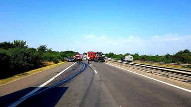 Două persoane au murit şi alte patru au fost rănite într-un accident produs pe A1, în judeţul Giurgiu/ În apropiere, o cisternă a intrat pe contrasens şi a dărâmat despărţitoarele de sensuri/ Traficul pe sensul spre Bucureşti este blocat - FOTO