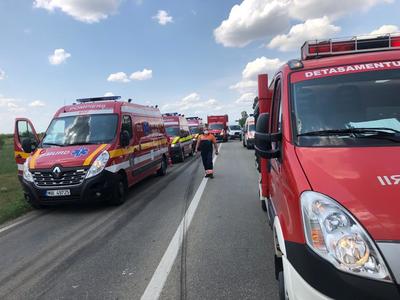 UPDATE - Timiş: Şapte persoane, implicate într-un accident rutier/ Trei dintre acestea au murit