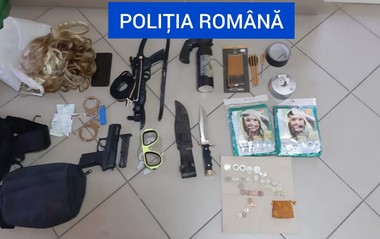 Dolj: Un bărbat de 50 de ani a fost reţinut după ce i-a ameninţat cu un pistol pe clienţii dintr-un bar. Poliţiştii au mai găsit la el, printre altele, o arbaletă, un cuţit şi recipiente cu substanţe chimice - FOTO, VIDEO