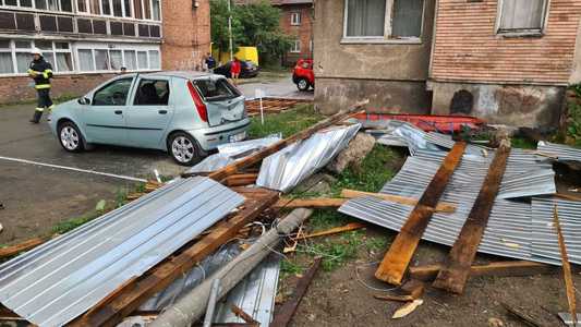 Furtună în Valea Jiului - Vijelia a doborât un acoperiş de pe un bloc de locuinţe şi a rupt un stâlp de electricitate / Mai multe balcoane au fost avariate