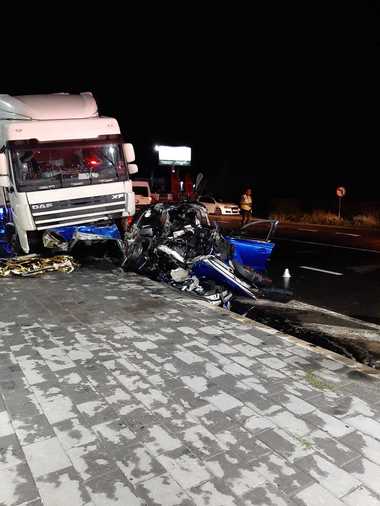Trei persoane au murit într-un accident în care au fost implicate un TIR şi un autoturism, pe centura municipiului Focşani