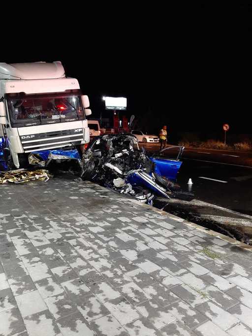 Trei persoane au murit într-un accident în care au fost implicate un TIR şi un autoturism, pe centura municipiului Focşani