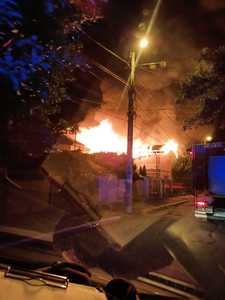 Trei case din municipiul Buzău, afectate de un incendiu/ O persoană care nu reuşise să iasă din locuinţă, salvată de pompieri - FOTO