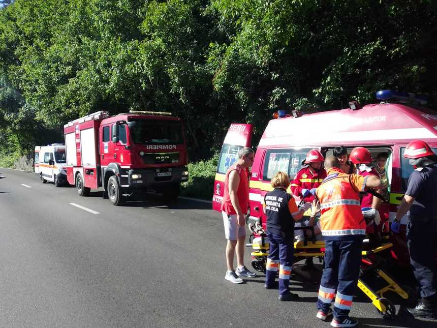 UPDATE - Vâlcea: Accident rutier produs după căderea de bolovani de pe versant / Două persoane au fost rănite