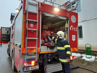Brăila: Un incendiu puternic a cuprins patru case/ Locatarii au ieşit singuri - VIDEO