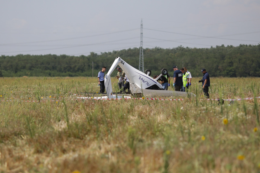 UPDATE - Avion de mici dimensiuni prăbuşit la Chitila / Două persoane sunt rănite, dar conştiente / Victimele, transportate la Spitalul Floreasca - FOTO / VIDEO
