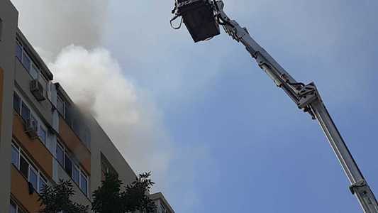 UPDATE - Bucureşti: Incendiu la un bloc de pe Calea Rahovei / Pompierii au intervenit cu 20 de autospeciale / Restricţii de trafic / Şapte persoane au primit îngrijiri / Doi pompieri, expuşi la fum / 38 de locatari evacuaţi / Incendiul localizat - FOTO