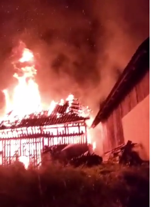 UPDATE - Suceava: Patru incendii povocate într-o comună într-o singură noapte / Cinci persoane au avut nevoie de îngrijirile medicilor, între care o tânără însărcinată / Autorul, identificat / Dosar penal pentru distrugere - FOTO/ VIDEO