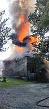 Vrancea: Incendiu la o biserică monument istoric în localitatea Chiojdeni / Clădirea de 15 metri înălţime, din lemn, arde generalizat / Zeci de pompieri militari şi civili luptă cu flăcările - FOTO/ VIDEO

