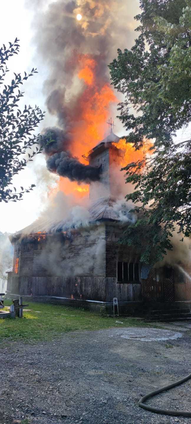 Vrancea: Incendiu la o biserică monument istoric în localitatea Chiojdeni / Clădirea de 15 metri înălţime, din lemn, arde generalizat / Zeci de pompieri militari şi civili luptă cu flăcările - FOTO/ VIDEO


