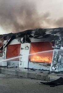 UPDATE - Incendiu la un depozit de produse alimentare din Cluj-Napoca/ Pompierii intervin cu mai multe autospeciale/ Două butelii de gaz aflate în hală au explodat - VIDEO