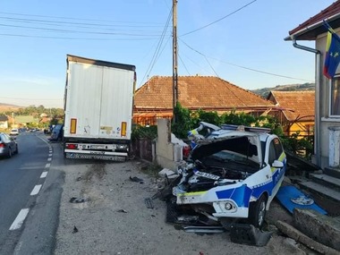 Sălaj: O autospecială a Poliţiei şi una a Jandarmeriei, lovite de un TIR pe DN 1 F / Un jandarm a fost rănit