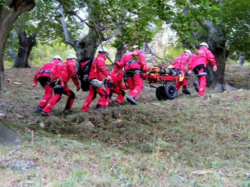Vâlcea: Bărbat care participa ca voluntar la stingerea unui incendiu pe munte, rănit în urma unui accident cu ATV-ul
