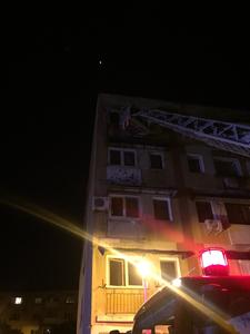 Intervenţie a pompierilor cu scara la un bloc din Craiova, după ce un copil a fost văzut stând singur la o fereastră