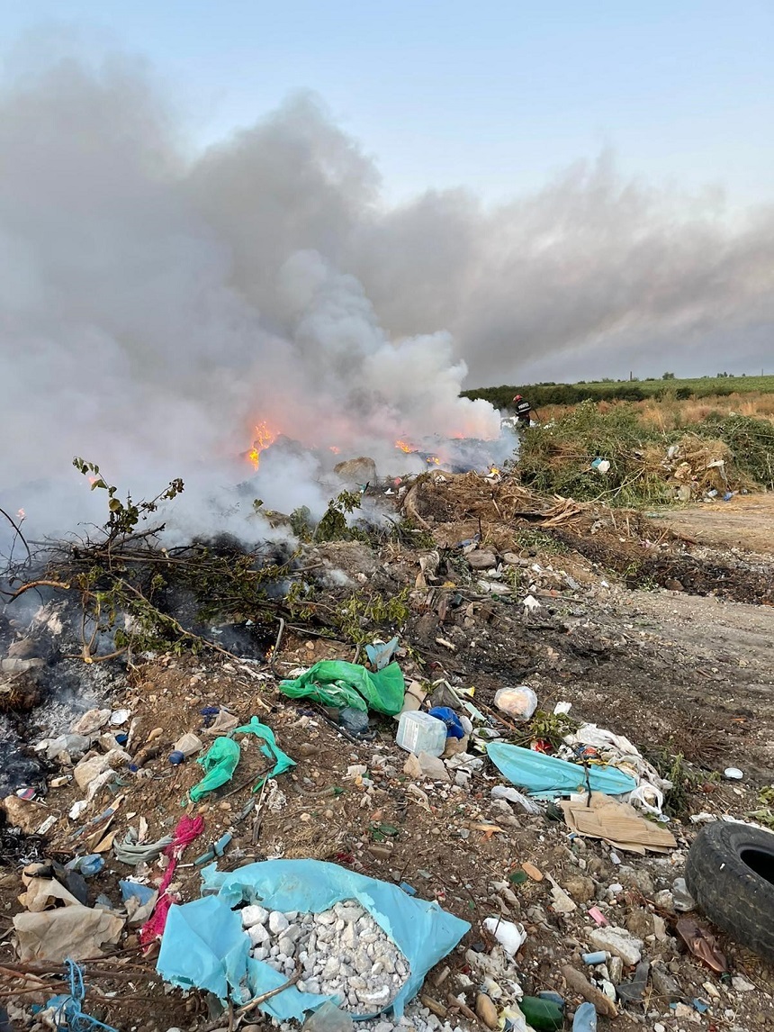 Argeş: Incendiu pe o suprafaţă de 500 de metri pătraţi acoperită de gunoi, pe un câmp, pompierii intervin pentru lichidarea focarelor - FOTO
