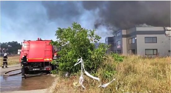 Incendiu puternic la o hală din Mogoşoaia. Nu sunt persoane rănite. A fost emis mesaj RO-alert - FOTO, VIDEO