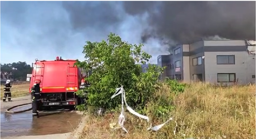Incendiu puternic la o hală din Mogoşoaia. Nu sunt persoane rănite. A fost emis mesaj RO-alert - FOTO, VIDEO