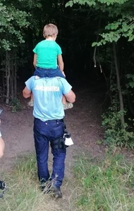 Buzău - Familie cu copii mici salvată de jandarmi după ce s-a rătăcit în pădure, în zona Ciolanu - FOTO