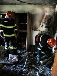 Dâmboviţa: Locatari evacuaţi dintr-un bloc din Găeşti în urma unui incendiu - FOTO
