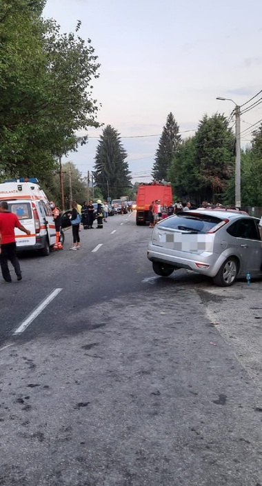 Argeş: Patru răniţi după ce două maşini s-au ciocnit, iar una dintre ele a ricoşat în alt autovehicul. Trei dintre victime sunt pietoni - FOTO
