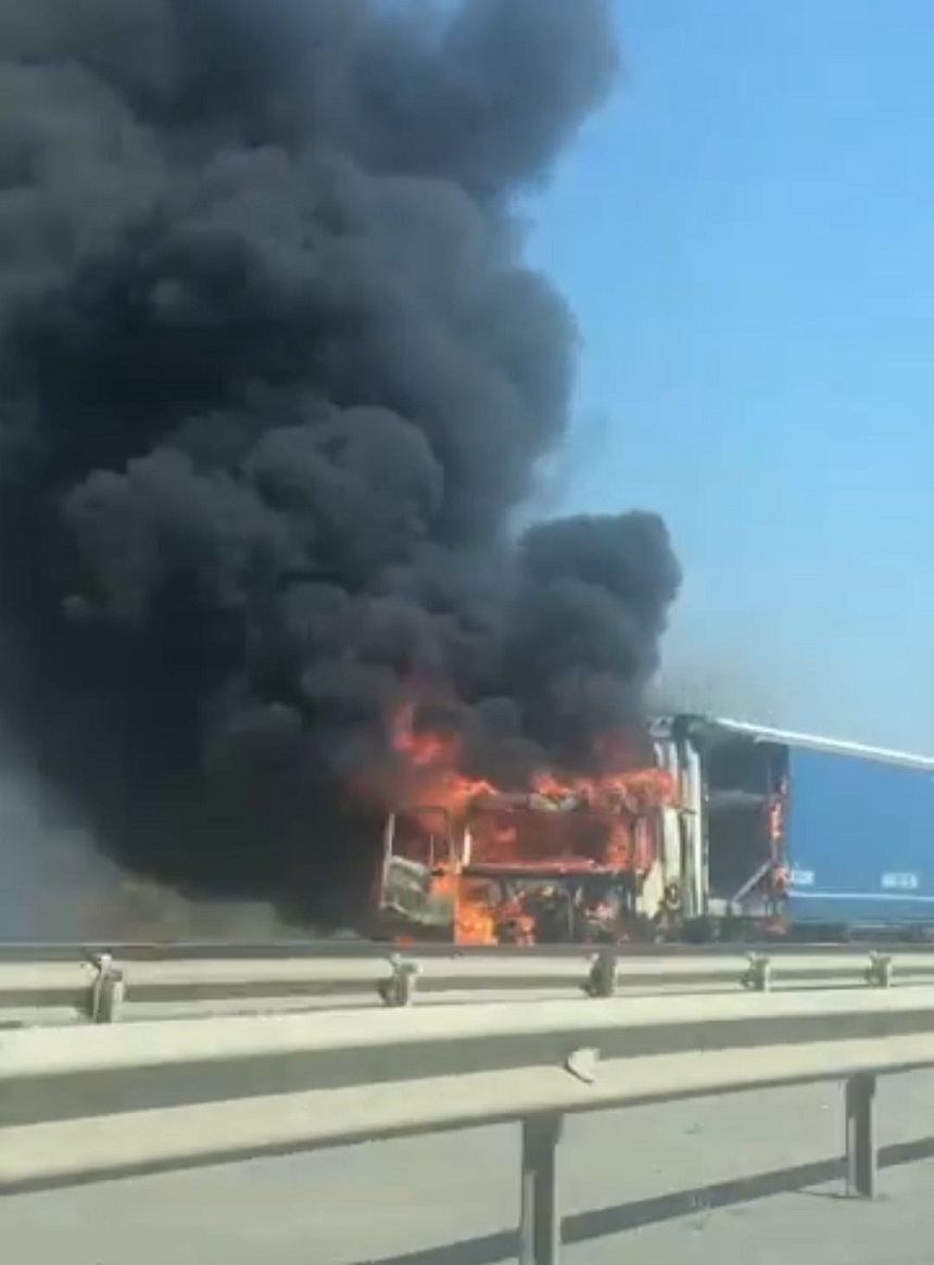 Un TIR a luat foc pe autostrada A1. Traficul pe sensul Bucureşti - Piteşti este blocat - FOTO
