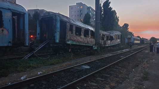 Incendiu la vagoane de tren dezafectate, în zona Calea Giuleşti din Capitală/ Pompierii intervin cu şase autospeciale - FOTO, VIDEO