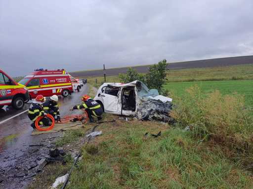 Iaşi: Doi morţi şi opt răniţi, după ce un autoturism s-a izbit violent de un microbuz - FOTO, VIDEO