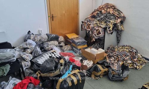 Peste o mie de articole vestimentare şi sute de parfumuri, posibil contrafăcute, descoperite de poliţiştii de frontieră la vama Giurgiu 