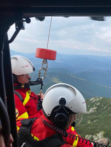 Trei turişti rămaşi blocaţi pe un traseu extrem de dificil din Bucegi, recuperaţi cu ajutorul unui elicopter - VIDEO