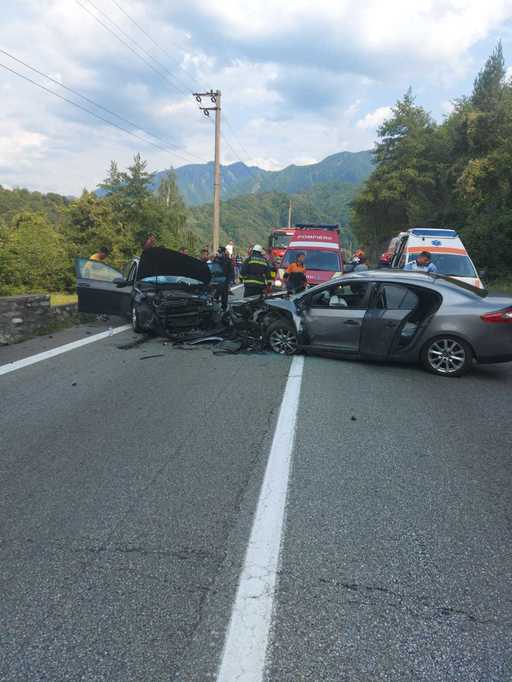 UPDATE - Vâlcea: Şapte persoane, între care un copil de trei ani, rănite după ce două autoturisme s-au ciocnit frontal, pe DN 7/ Traficul este blocat - FOTO, VIDEO