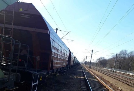 Circulaţie feroviară blocată după ce un vagon al unui tren de marfă aparţinând unui operator privat a deraiat pe raza Sucursalei Regionale CF Craiova. Călătorii din trenurile blocate, sunt transbordaţi cu maşini